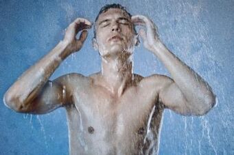 Приемане на контрастен душ от мъж за здраве на простатата